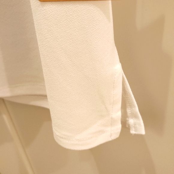 New pretty white sleeveless top with navy blue trim by Halogen. - Picture 4 of 6